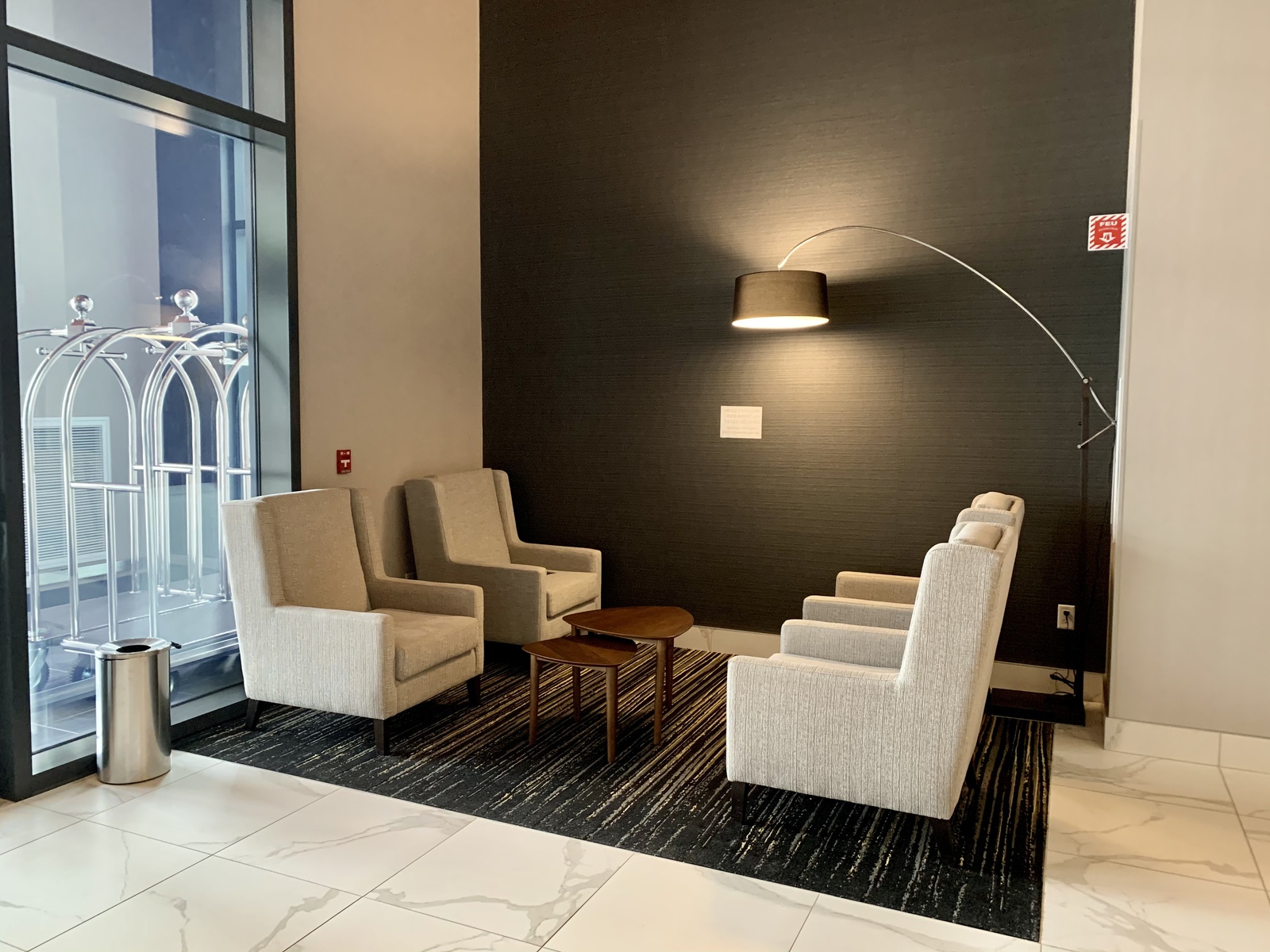 Avis&nbsp;: Courtyard by Marriott Montréal Brossard | Marriott Bonvoy - Coin détente au rez-de-chaussée