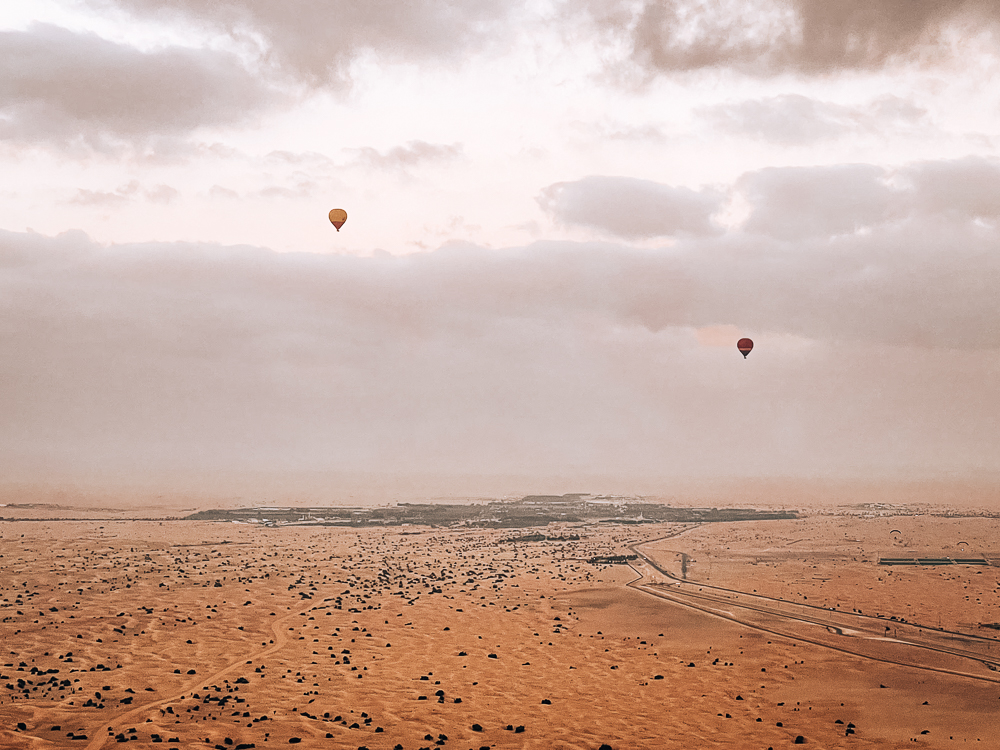 Montgolfière dans le ciel de Dubai
