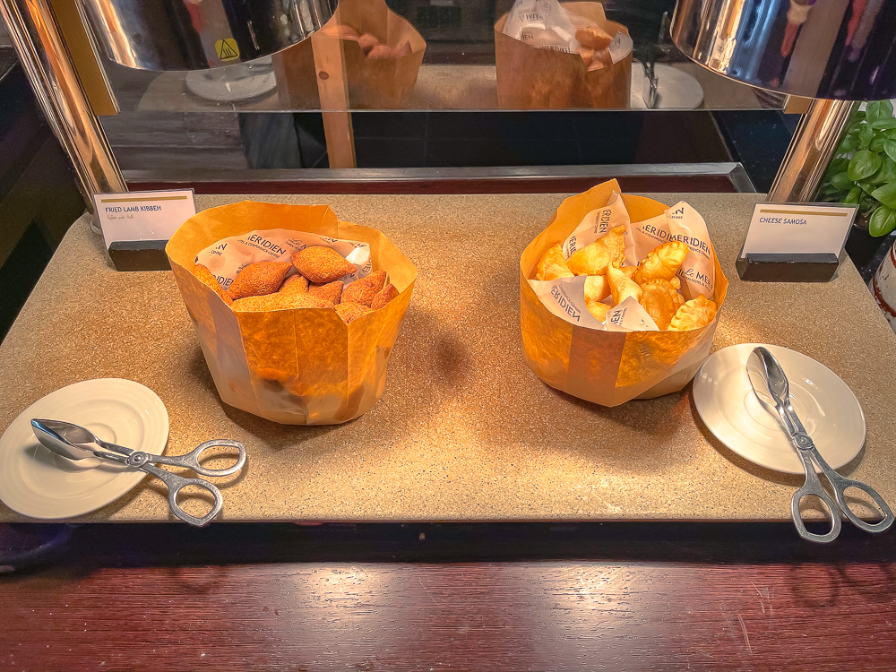 Sélection de fromages et samosas frits présentés dans des corbeilles au buffet du le meridien dubai hotel conference