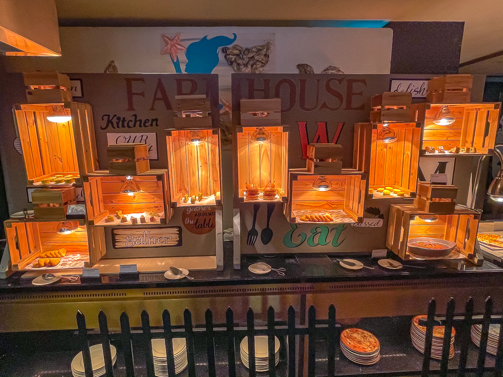 Présentation buffet style ferme avec caisses en bois éclairées au restaurant du le meridien dubai hotel conference