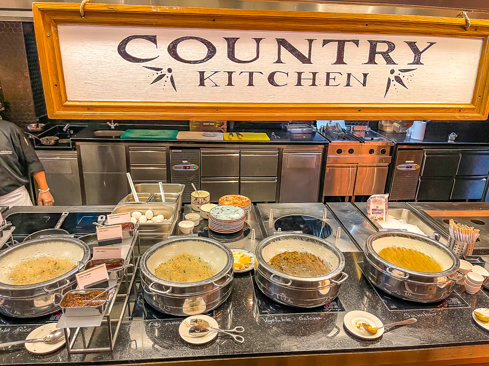 Station buffet Country Kitchen avec plats chauds et service culinaire au le meridien dubai hotel conference