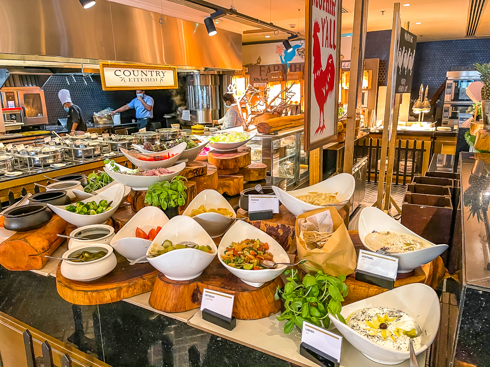 Vitrine réfrigérée avec desserts gourmet au restaurant du le meridien dubai hotel conference