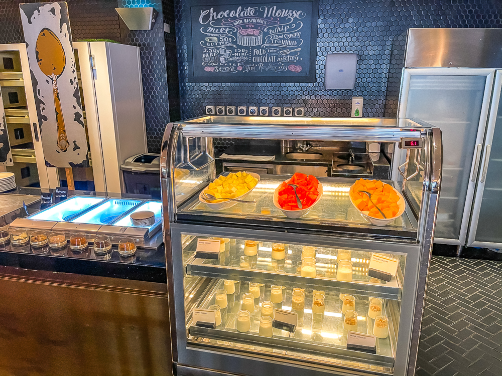 Présentoir de viennoiseries artisanales au restaurant du le meridien dubai hotel conference