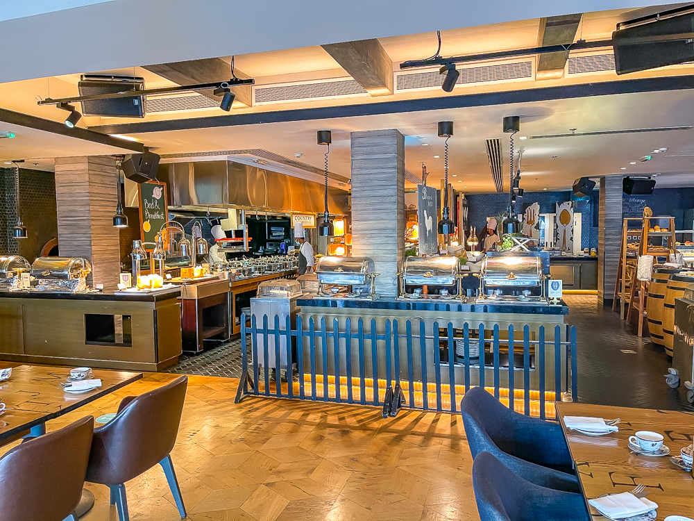 Buffet rustique avec tonneaux en bois du restaurant Yalumba au le meridien dubai hotel conference