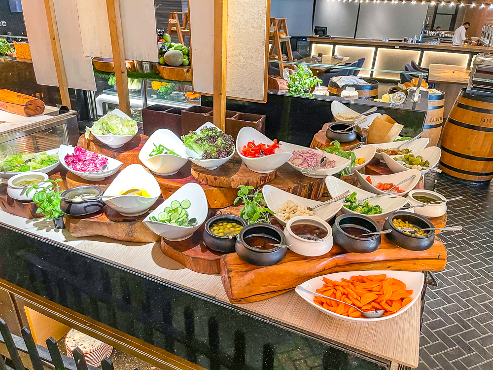Grand buffet de salades variées avec légumes frais et assaisonnements au le meridien dubai hotel conference