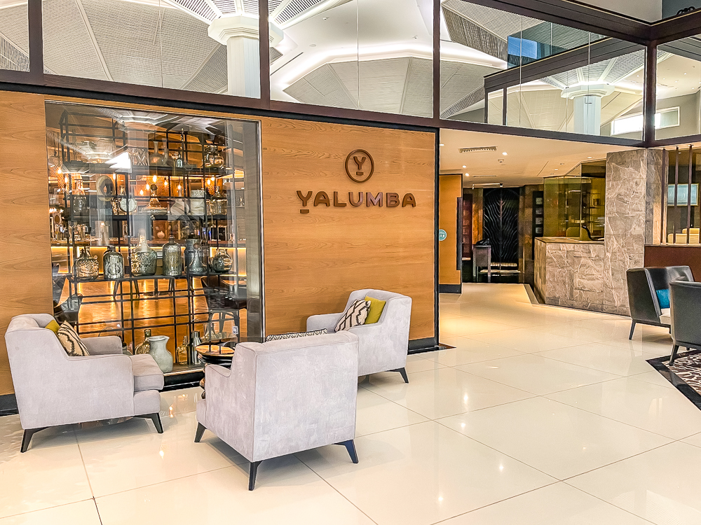 Vue d'ensemble du lobby avec escalier central au le meridien dubai hotel conference