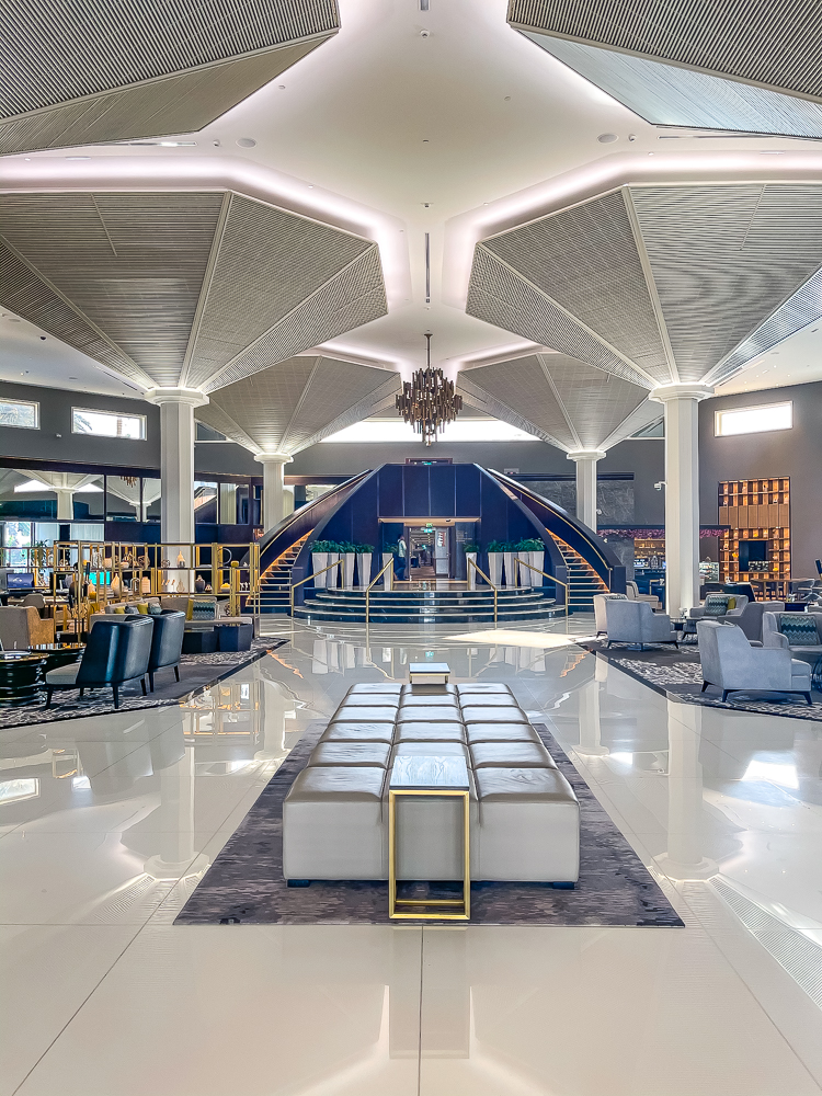 Plafond géométrique spectaculaire du lobby principal au le meridien dubai hotel conference