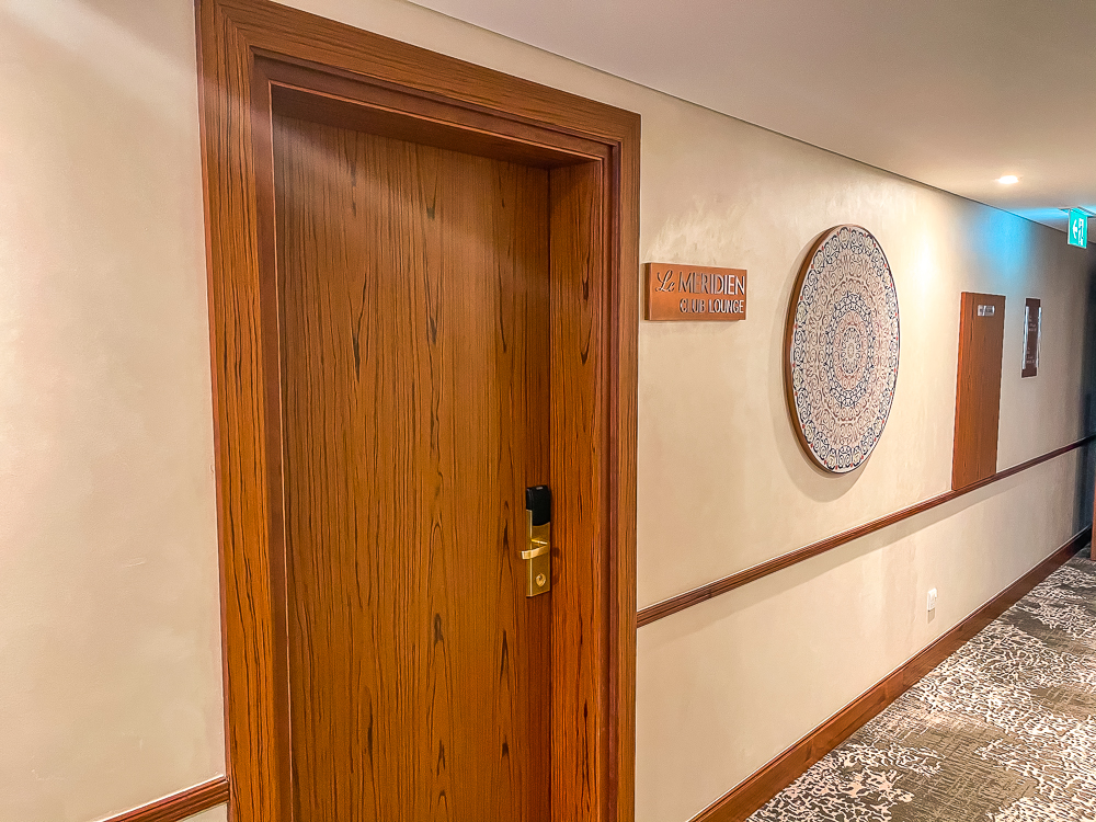 Couloir élégant menant au Club Lounge avec art mural au le meridien dubai hotel conference