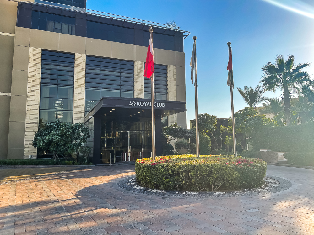 Entrée du Royal Club avec drapeaux et aménagement paysager au le meridien dubai hotel conference