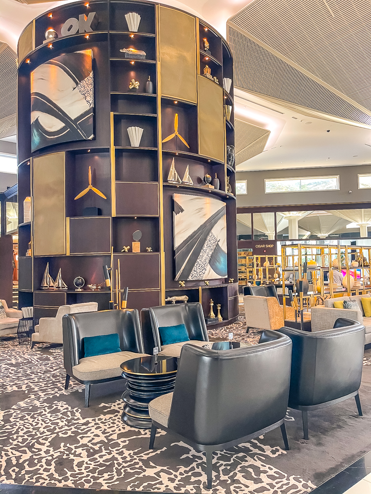 Salon design avec bibliothèque cylindrique et fauteuils en cuir au le meridien dubai hotel conference