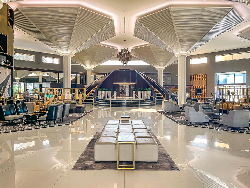 Grand lobby luxueux avec plafond architectural et escalier courbe au le meridien dubai hotel conference
