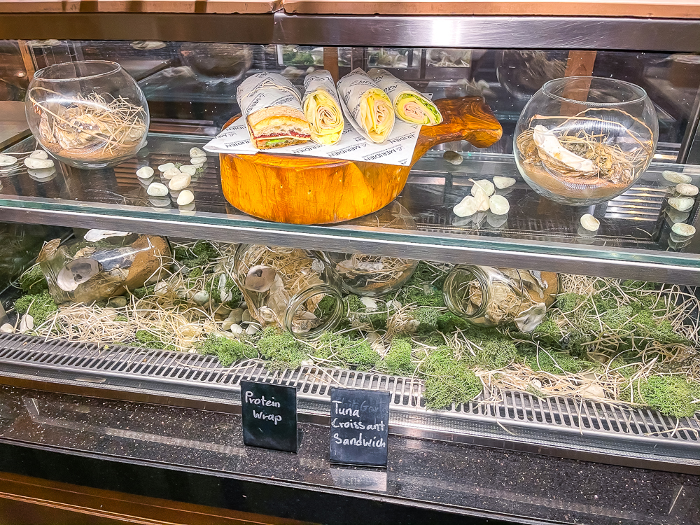 Sélection de wraps et sandwichs frais présentés dans un présentoir réfrigéré au le meridien dubai hotel conference