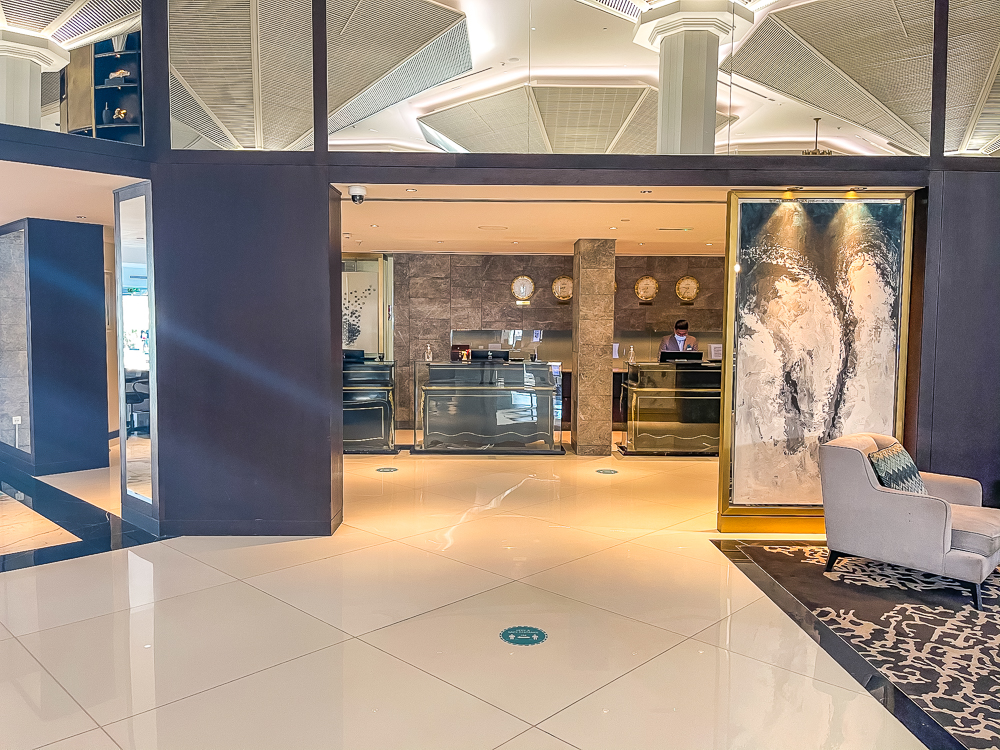 Restaurant principal avec cuisine ouverte au le meridien dubai hotel conference