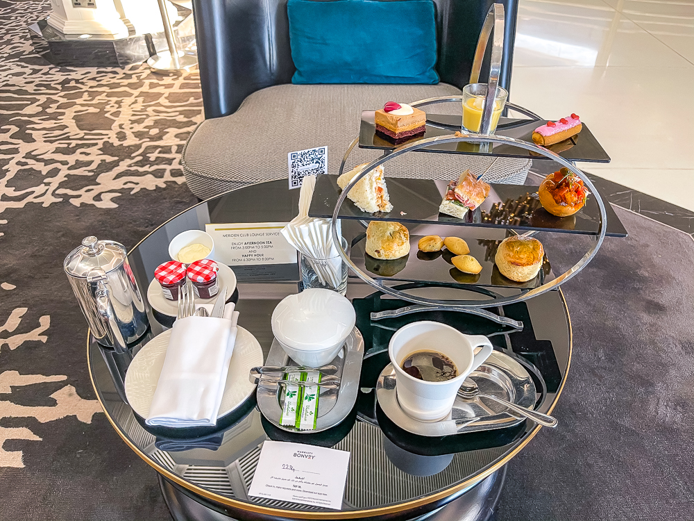 Service d'afternoon tea avec pâtisseries au le meridien dubai hotel conference