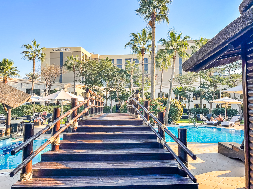 Escalier en bois menant à la piscine au le meridien dubai hotel conference