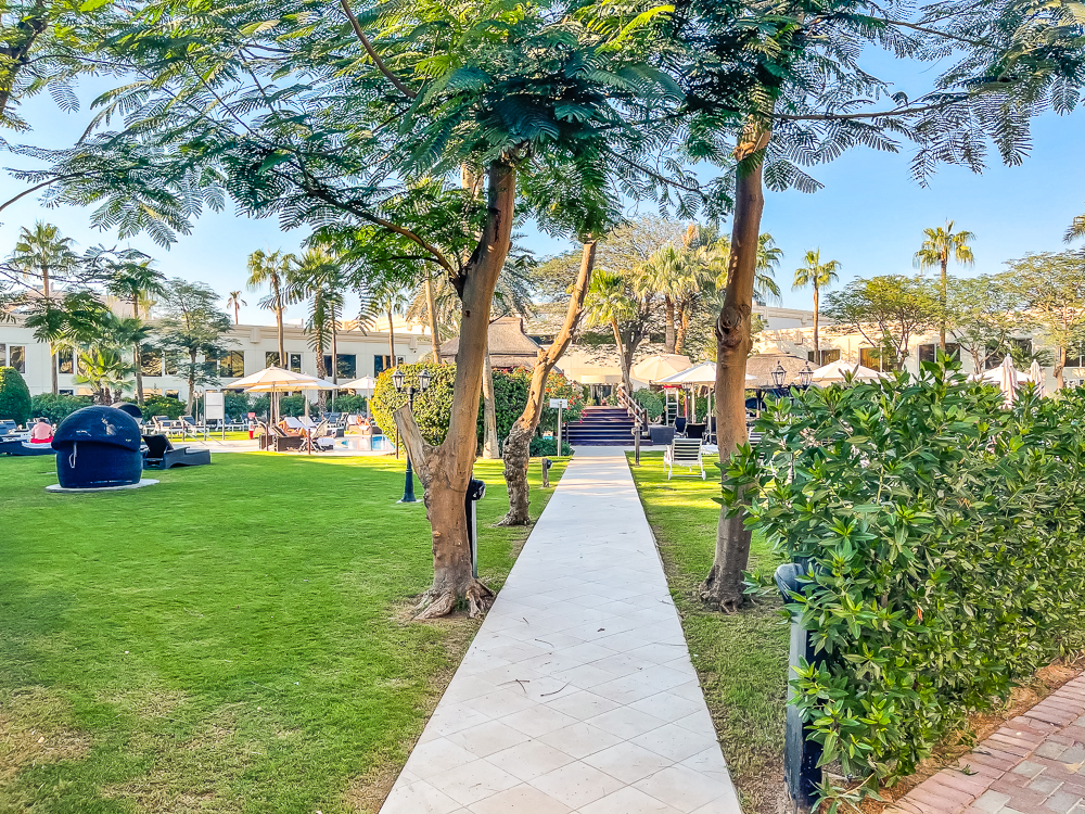 Allée paysagée à travers les jardins au le meridien dubai hotel conference