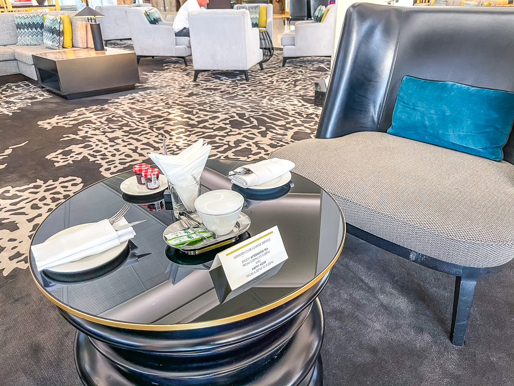 Table de service près de la piscine au le meridien dubai hotel conference