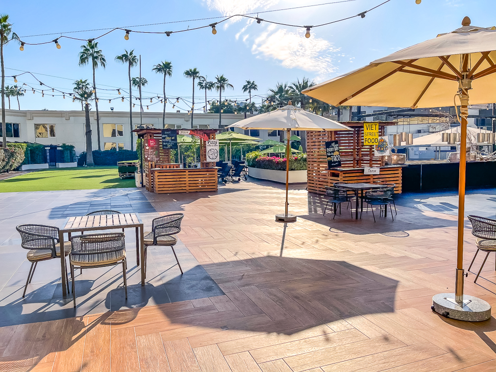 Terrasse extérieure avec tables et parasols au le meridien dubai hotel conference