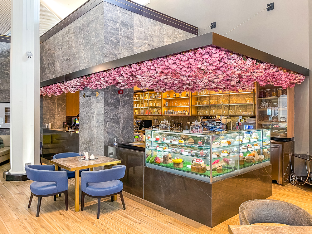 Café du lobby avec plafond de fleurs roses au le meridien dubai hotel conference