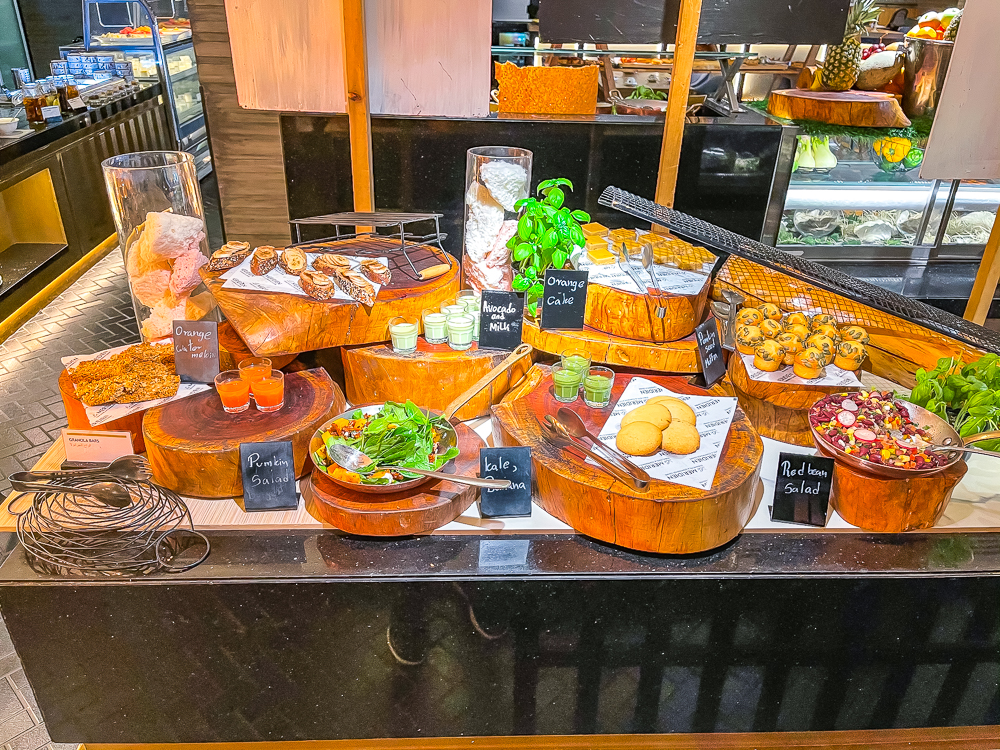 Buffet de salades fraîches et fruits avec présentation colorée au restaurant du le meridien dubai hotel conference