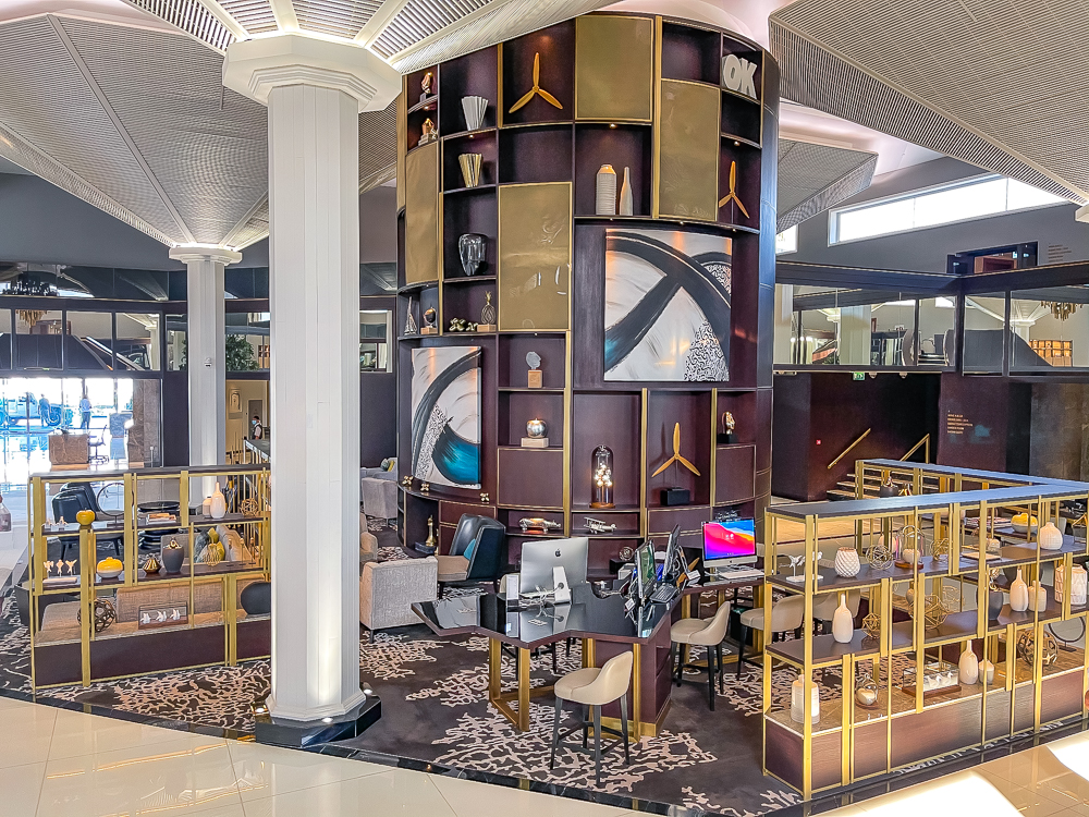 Salon business avec étagères murales circulaires au le meridien dubai hotel conference