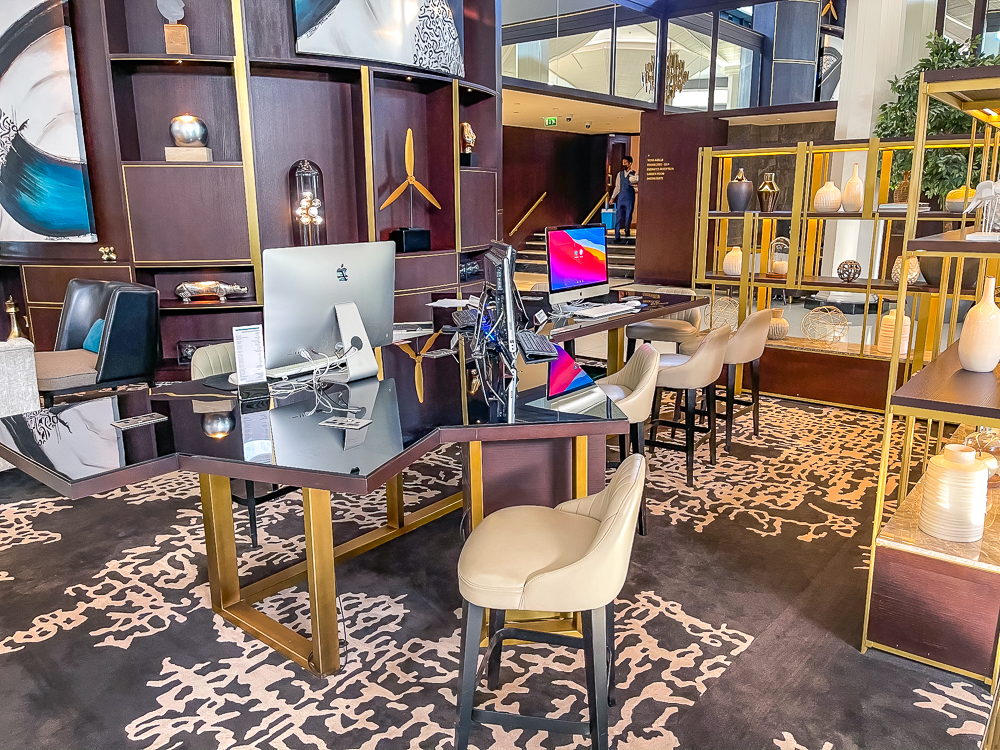 Espace de travail moderne avec ordinateurs et étagères dorées au le meridien dubai hotel conference