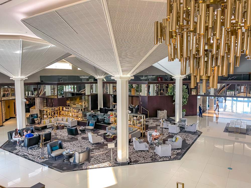 Lobby principal spacieux avec architecture contemporaine au le meridien dubai hotel conference