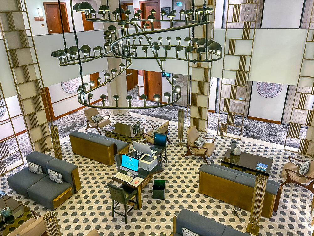 Vue plongeante sur le salon du lobby avec mobilier design au le meridien dubai hotel conference