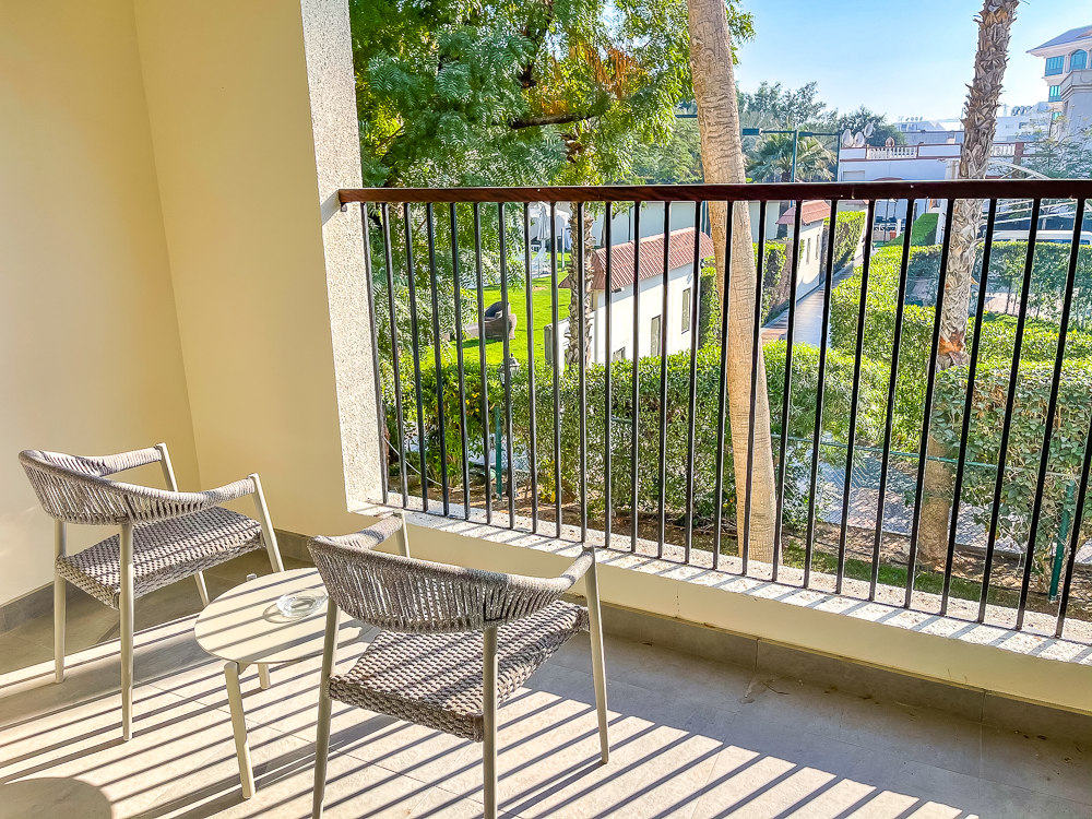 Balcon privé avec mobilier moderne et vue sur les jardins du le meridien dubai hotel conference