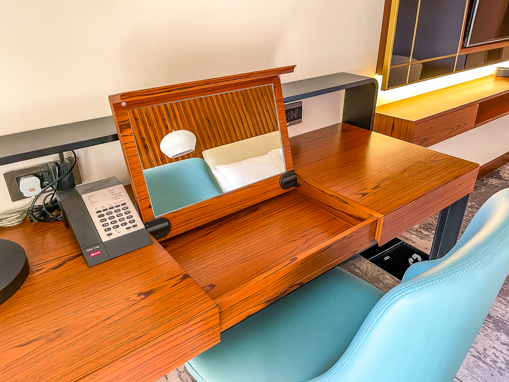 Bureau extensible en bois avec téléphone et équipements de travail au le meridien dubai hotel conference