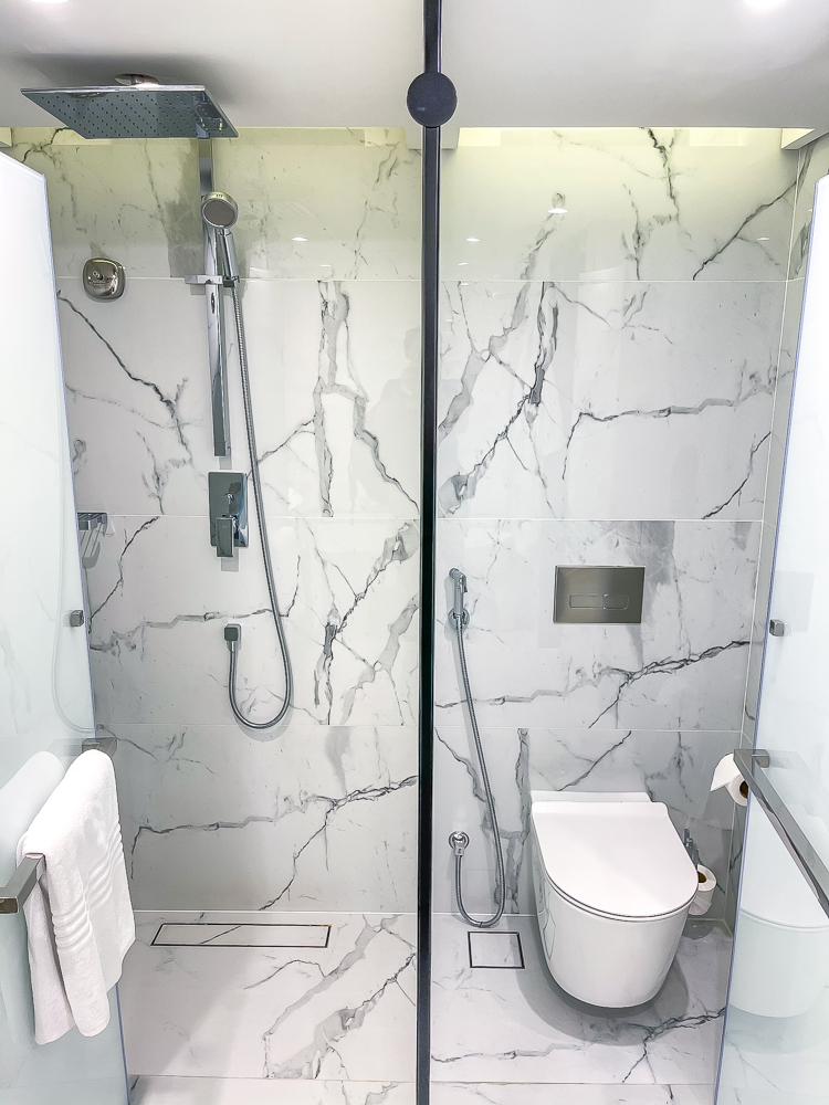 Douche à l'italienne spacieuse avec carrelage marbre au le meridien dubai hotel conference