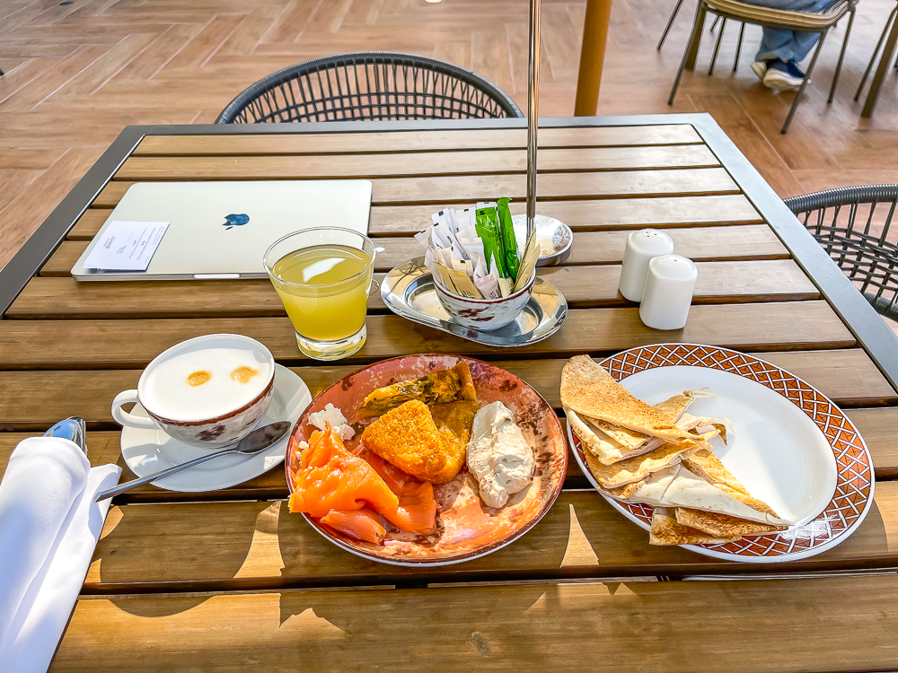 Petit-déjeuner servi sur la terrasse avec vue dégagée au le meridien dubai hotel conference