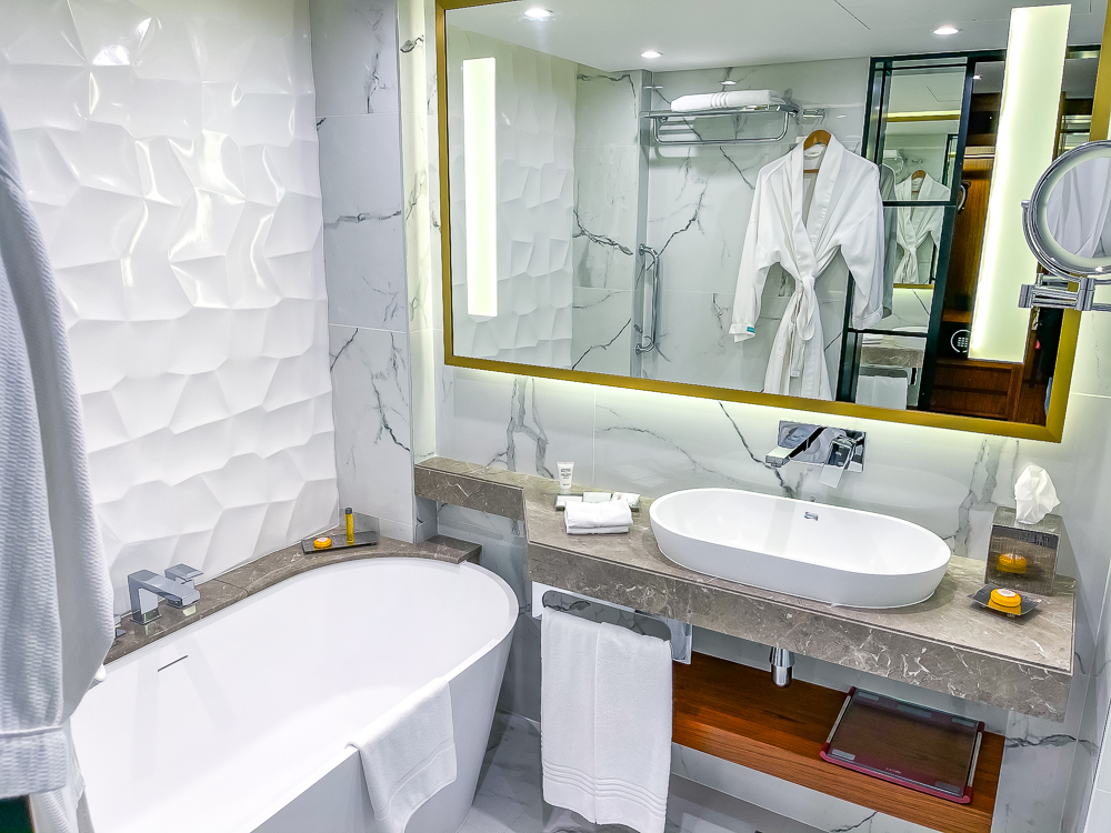 Salle de bain luxueuse en marbre avec baignoire et douche au le meridien dubai hotel conference