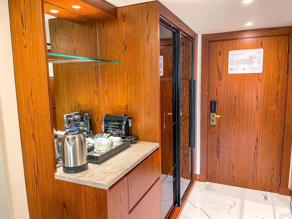 Kitchenette équipée avec bouilloire et cafetière dans une chambre du le meridien dubai hotel conference