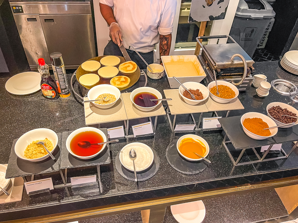 Station de crêpes avec chef et garnitures variées pour personnalisation au le meridien dubai hotel conference