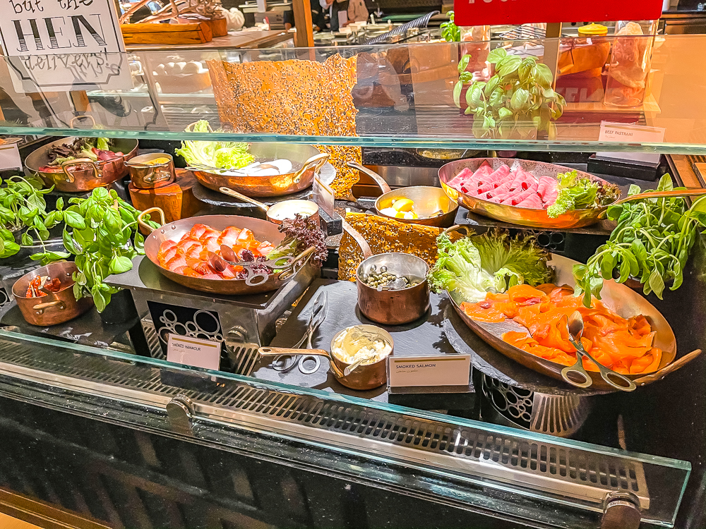 Bar à saumon fumé et fruits de mer frais dans un présentoir réfrigéré au le meridien dubai hotel conference