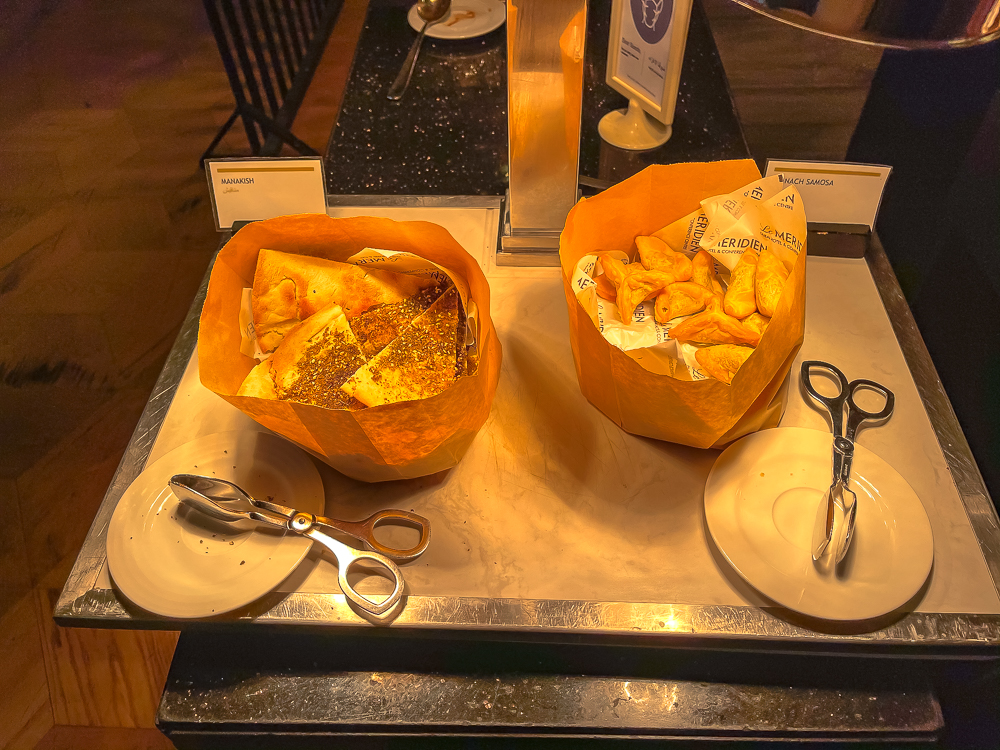 Samosas et spécialités locales présentés dans des paniers en osier au le meridien dubai hotel conference