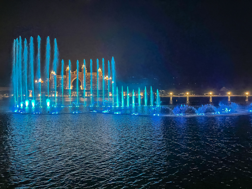 Fontaines de The Pointe Dubai avec Atlantis derriere