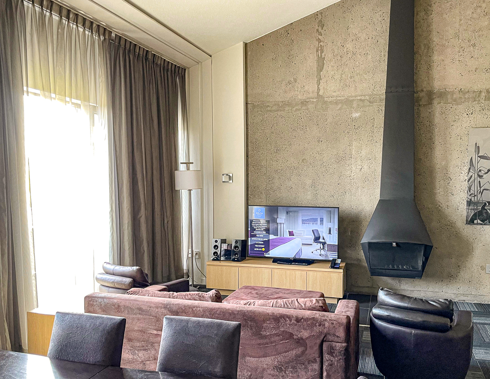 canapé-lit et télévision au Delta Hotels Mont Saint Anne Marriott