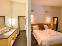 chambre lit king avec salle de bain au Delta Hotels Mont Saint Anne Marriott