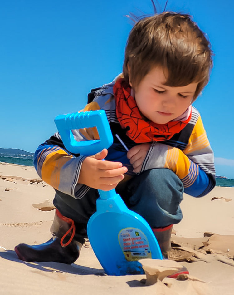 Enfant jouant avec le sable