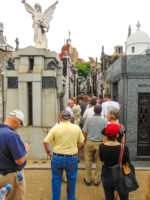 Recoleta Cimetiere File pour voir le tombeau d Evita Peron