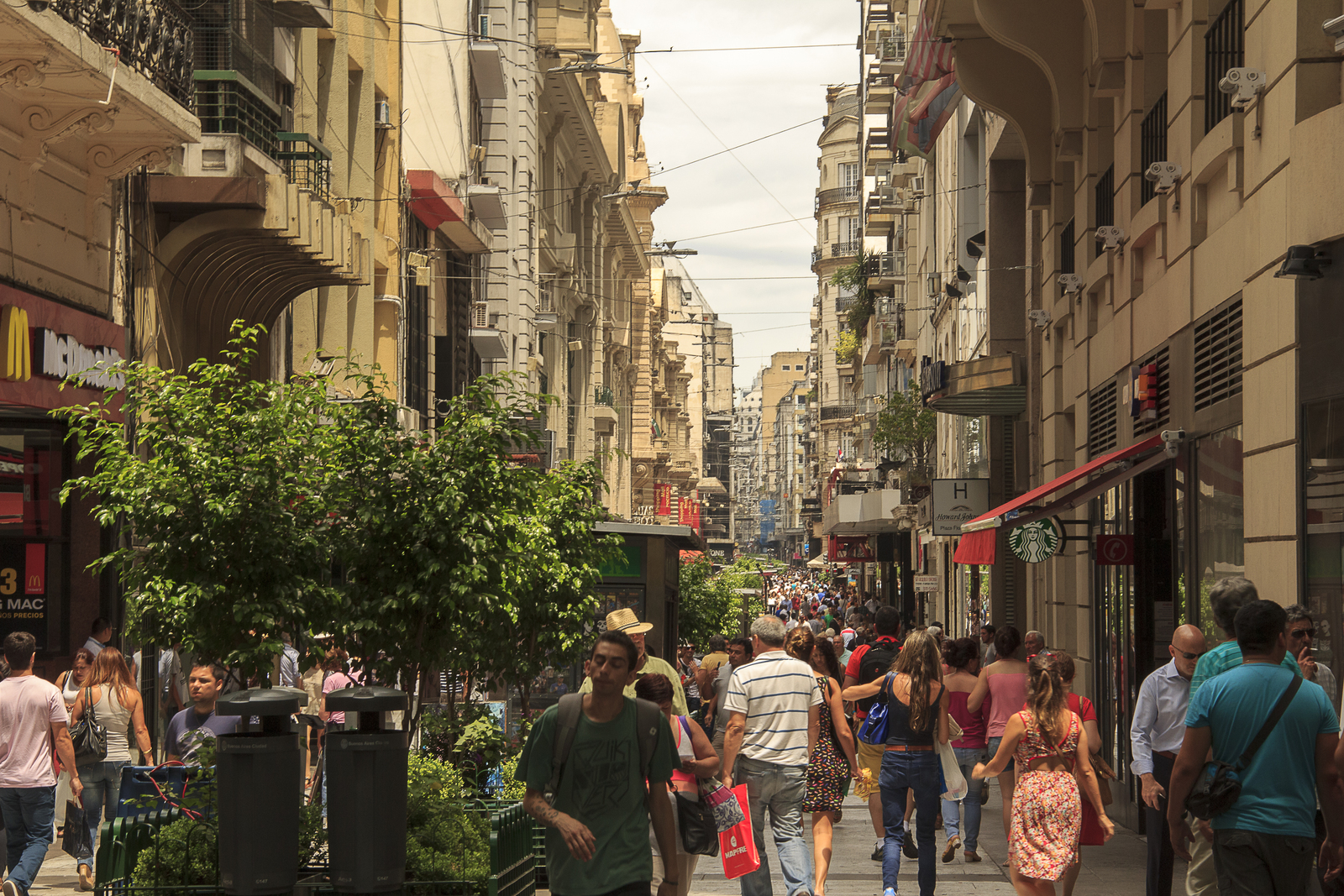 Travel Guide to Buenos Aires, Argentina - Calle Florida- Crédit office du tourisme Bueno Aires