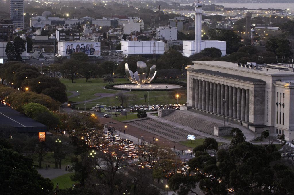 Floralis Generica et Faculte de droit Credit office du tourisme Buenos Aires