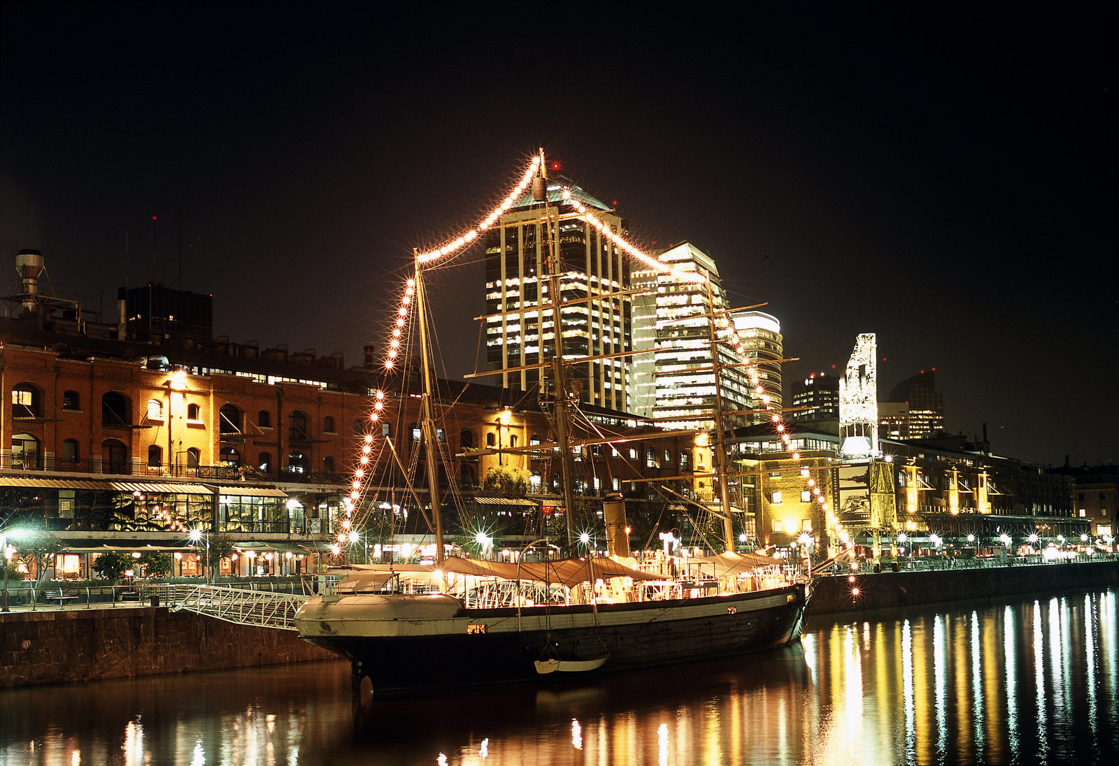 Travel Guide to Buenos Aires, Argentina - Les lumières de Puerto Madero- Crédit office du tourisme Bueno Aires