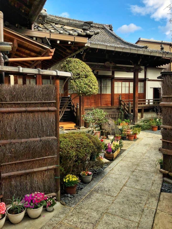 Maison et jardin japonais traditionnels