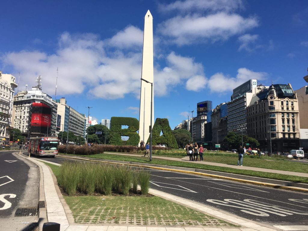 Obelisque et affiche BA Credit office du tourisme Buenos Aires