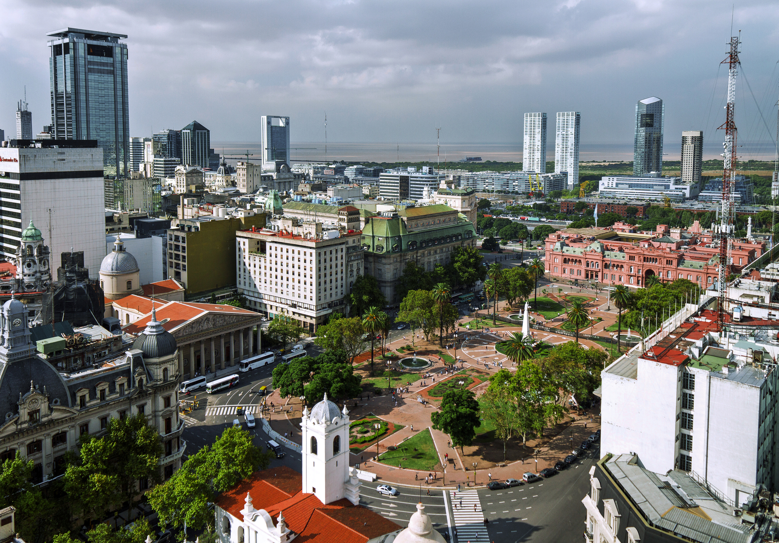 Travel Guide to Buenos Aires, Argentina - Vue aérienne de la Plaza de Mayo- Crédit office du tourisme Bueno Aires