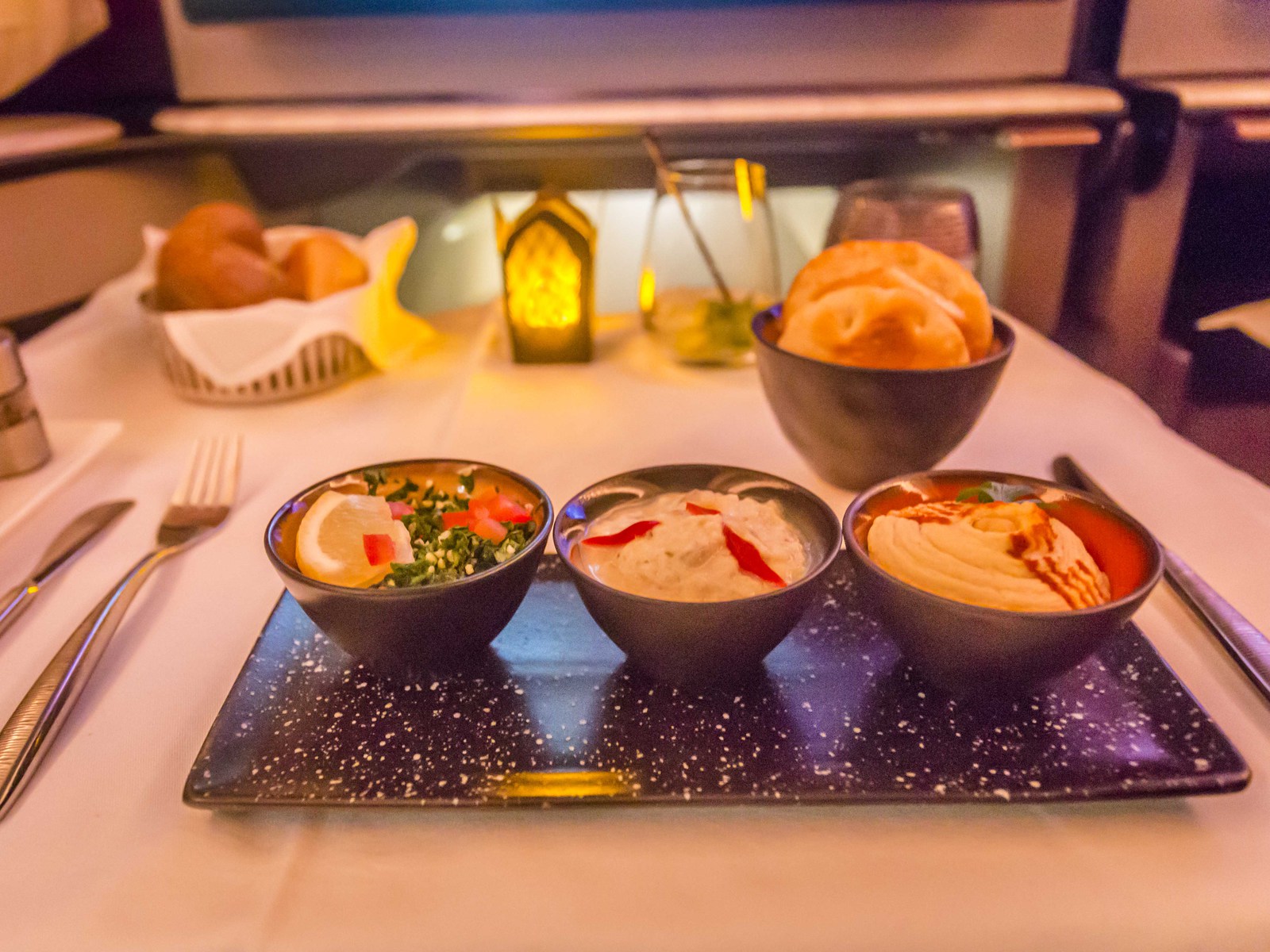 Avios : Comment voyager en Qsuite Qatar Airways avec les points ? - Entrée de mezzes