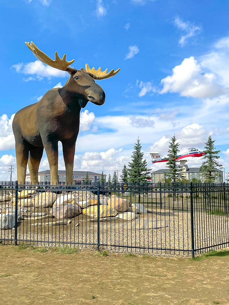 Ville de Moose Jaw – Mac l_orignal et avion Snowbird